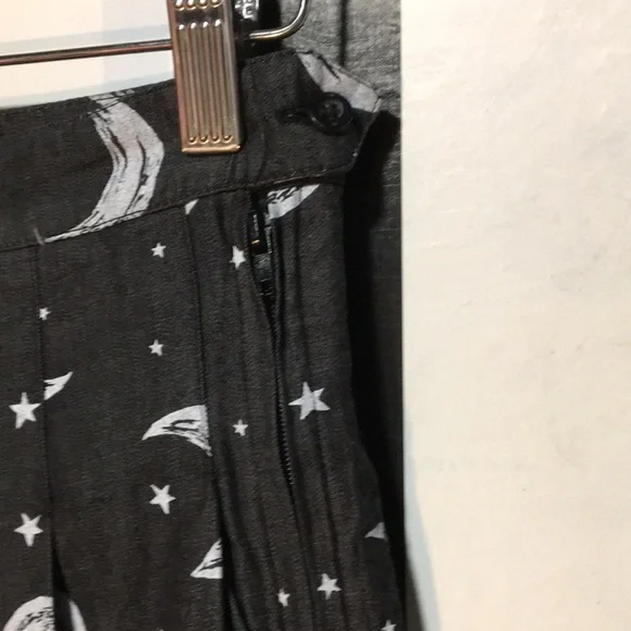 Y2K Hot Topic Celestial Moon & Star Pleated Black Denim Mini Skirt XS 00 0 NWT - Picture 3 of 7